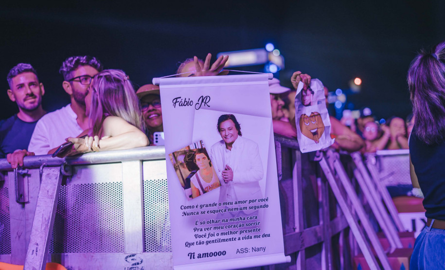 Fábio Jr. celebra o romantismo com show para 144 mil pessoas em Matinhos