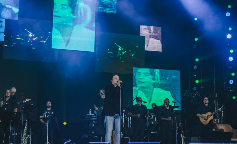 Fábio Jr. celebra o romantismo com show para 144 mil pessoas em Matinhos