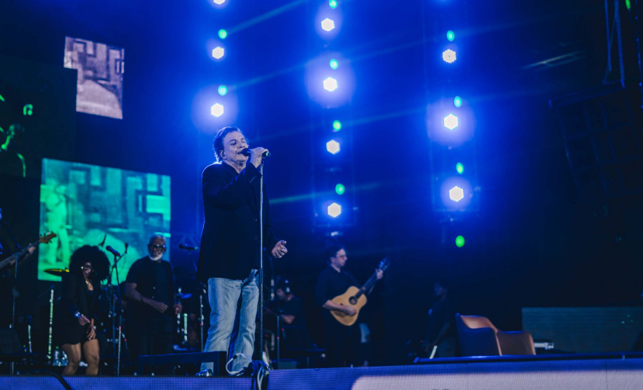 Fábio Jr. celebra o romantismo com show para 144 mil pessoas em Matinhos
