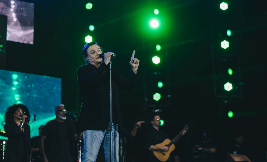 Fábio Jr. celebra o romantismo com show para 144 mil pessoas em Matinhos