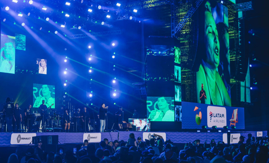 Fábio Jr. celebra o romantismo com show para 144 mil pessoas em Matinhos