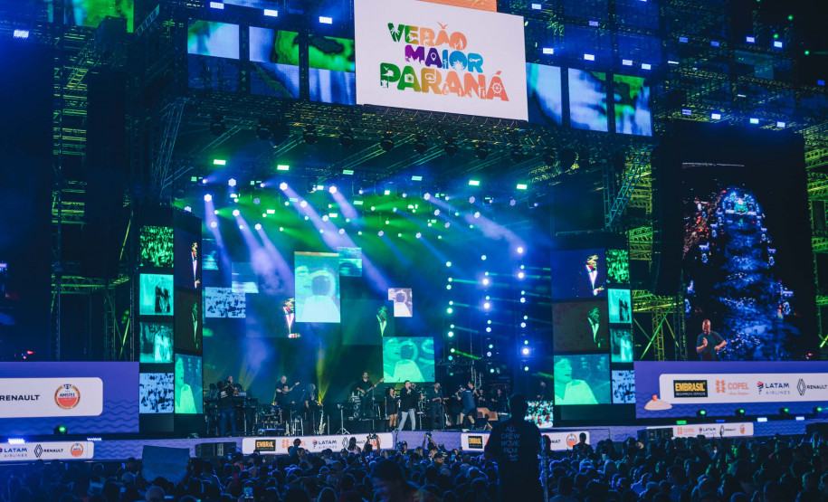 Fábio Jr. celebra o romantismo com show para 144 mil pessoas em Matinhos