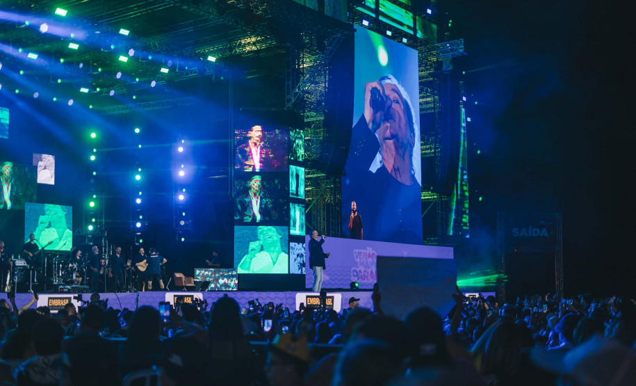 Fábio Jr. celebra o romantismo com show para 144 mil pessoas em Matinhos