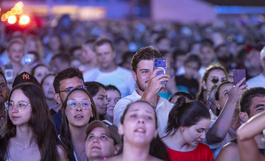 Atitude 67 e Kamisa 10 fazem noite de pagode em dose dupla em Pontal do Paraná
