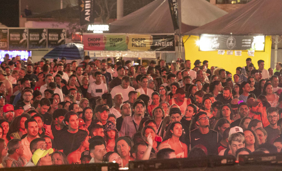 Atitude 67 e Kamisa 10 fazem noite de pagode em dose dupla em Pontal do Paraná