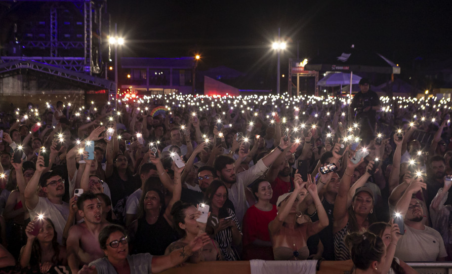 Atitude 67 e Kamisa 10 fazem noite de pagode em dose dupla em Pontal do Paraná