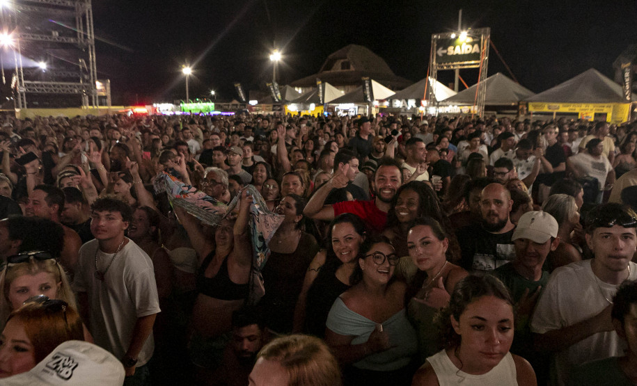 Atitude 67 e Kamisa 10 fazem noite de pagode em dose dupla em Pontal do Paraná