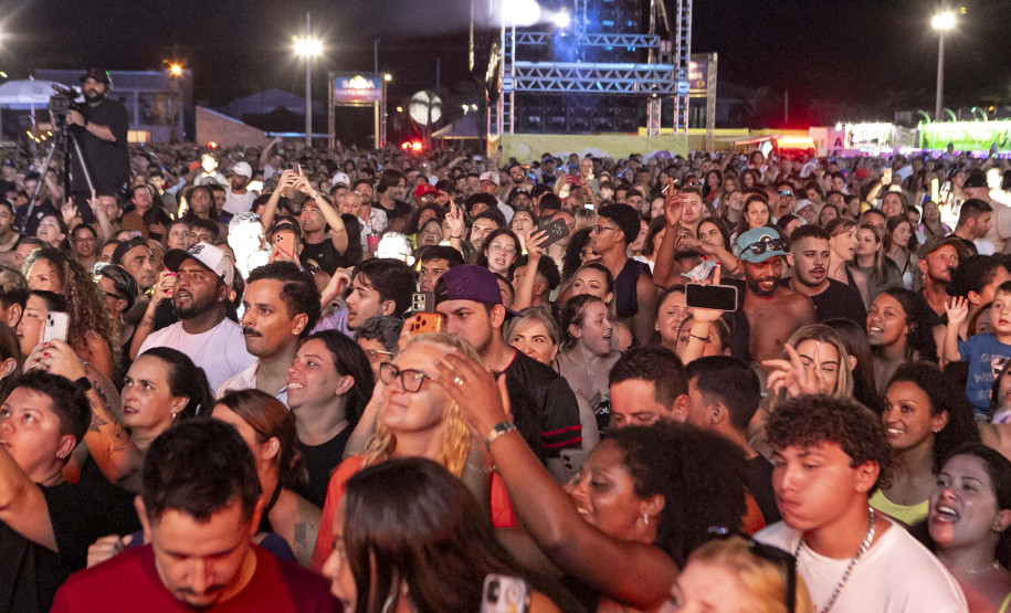 Atitude 67 e Kamisa 10 fazem noite de pagode em dose dupla em Pontal do Paraná