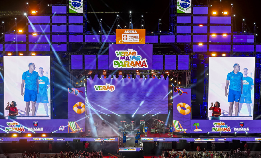 Raça Negra supera público de 2 anos atrás e canta para coral de 118 mil pessoas em Matinhos