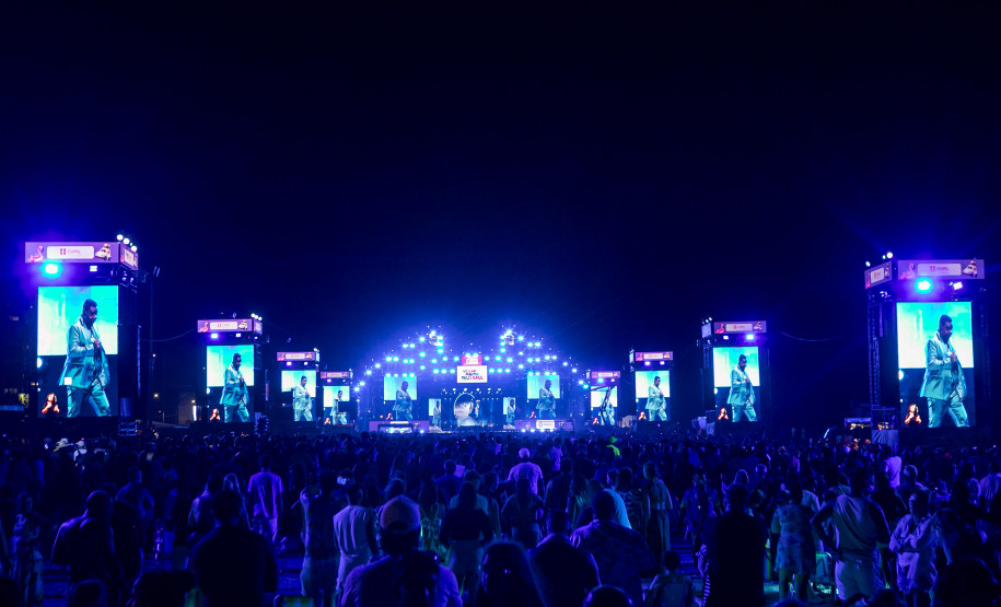 Raça Negra supera público de 2 anos atrás e canta para coral de 118 mil pessoas em Matinhos