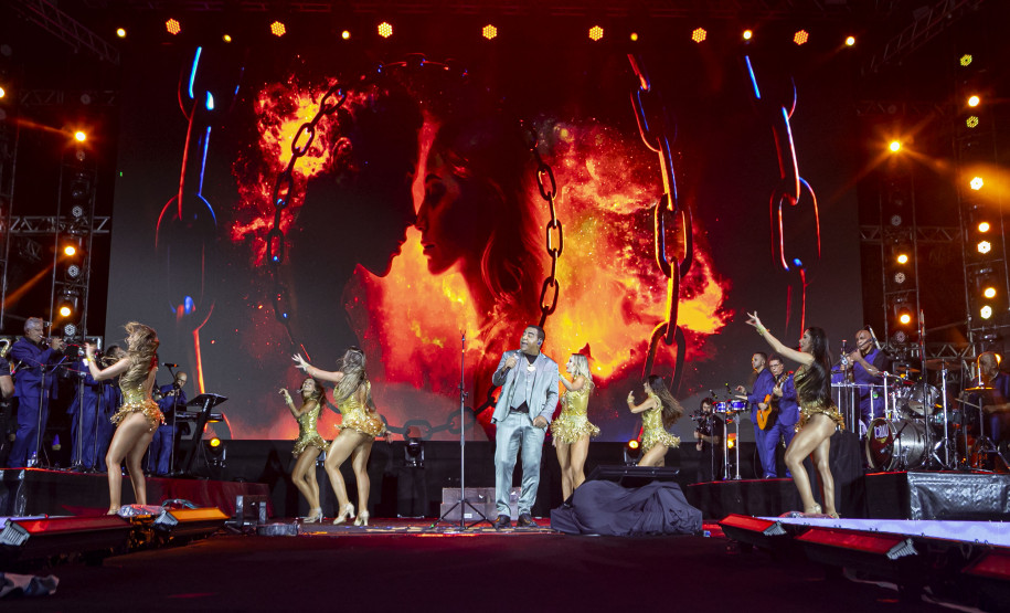 Raça Negra supera público de 2 anos atrás e canta para coral de 118 mil pessoas em Matinhos