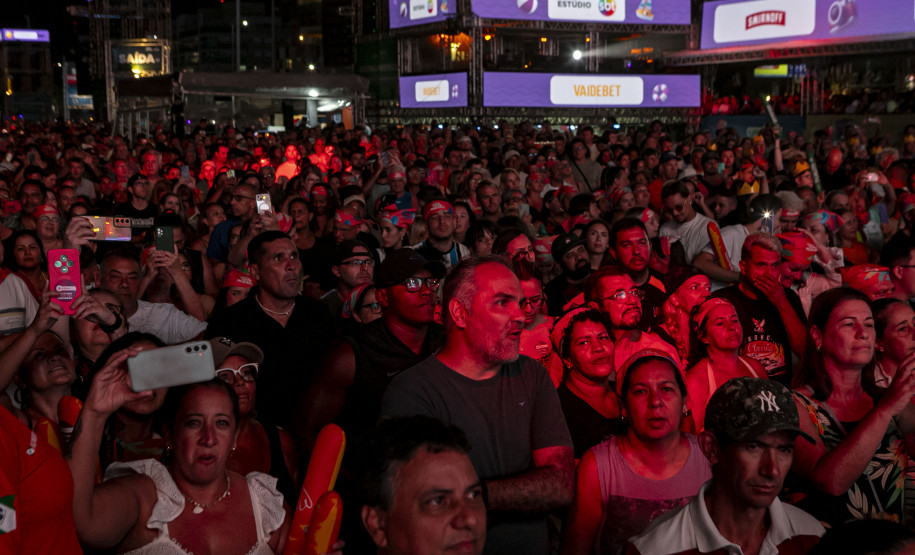 Raça Negra supera público de 2 anos atrás e canta para coral de 118 mil pessoas em Matinhos