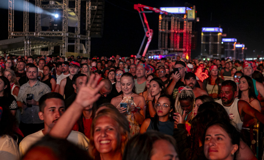 Raça Negra supera público de 2 anos atrás e canta para coral de 118 mil pessoas em Matinhos