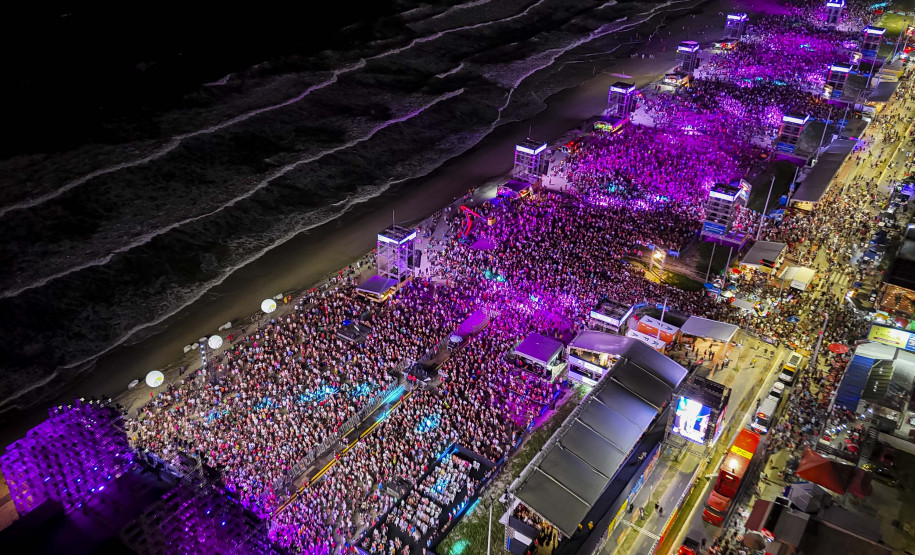 Raça Negra supera público de 2 anos atrás e canta para coral de 118 mil pessoas em Matinhos