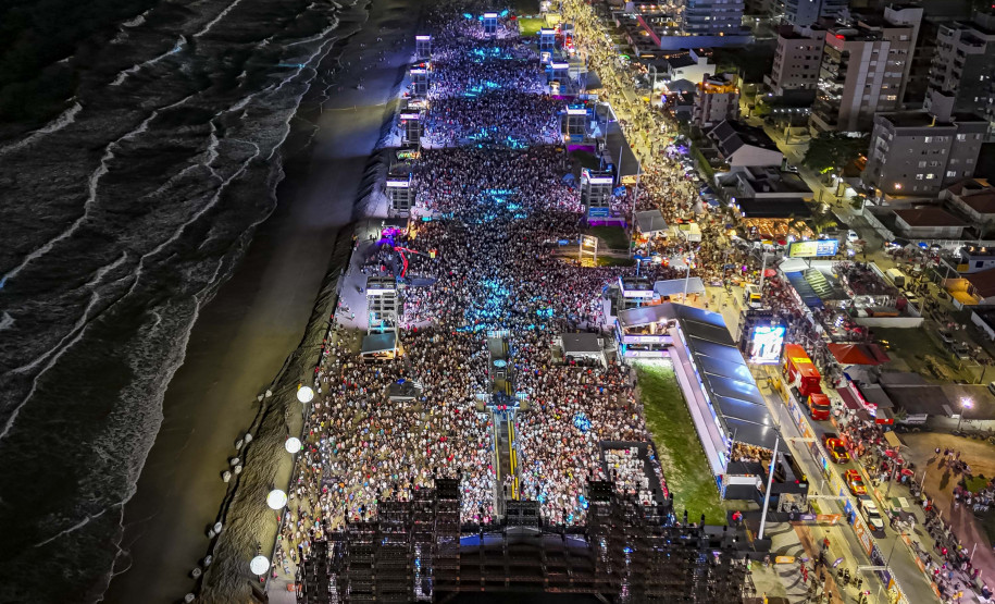 Raça Negra supera público de 2 anos atrás e canta para coral de 118 mil pessoas em Matinhos