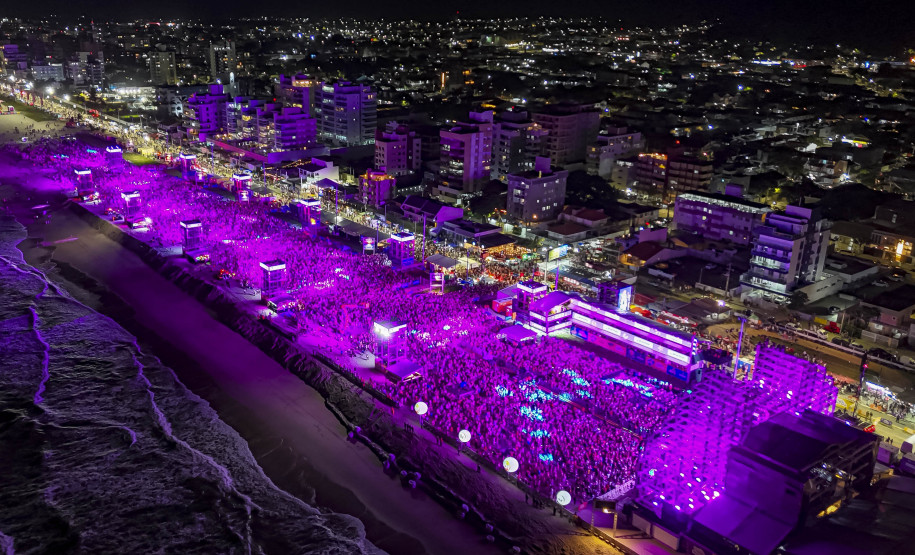 Raça Negra supera público de 2 anos atrás e canta para coral de 118 mil pessoas em Matinhos