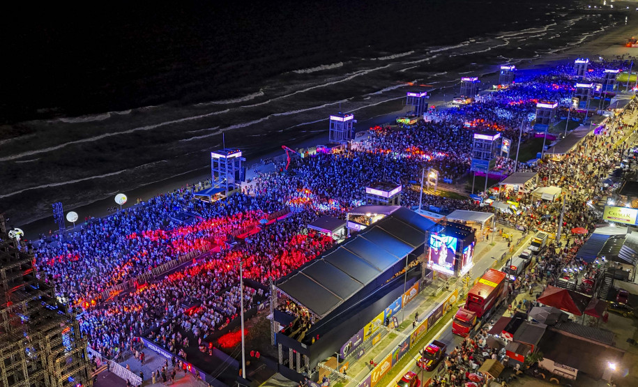 Raça Negra supera público de 2 anos atrás e canta para coral de 118 mil pessoas em Matinhos