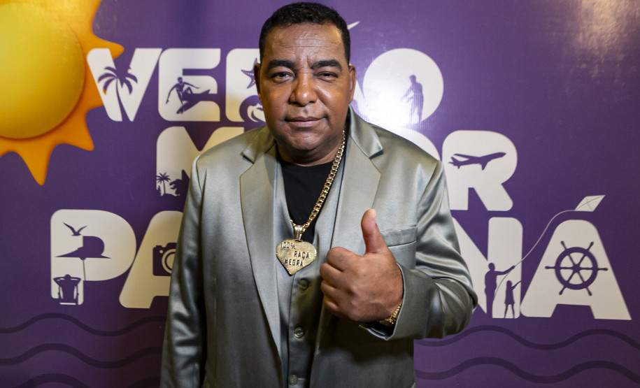 Raça Negra supera público de 2 anos atrás e canta para coral de 118 mil pessoas em Matinhos