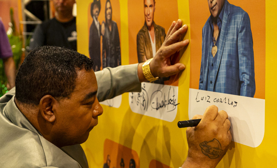 Raça Negra supera público de 2 anos atrás e canta para coral de 118 mil pessoas em Matinhos