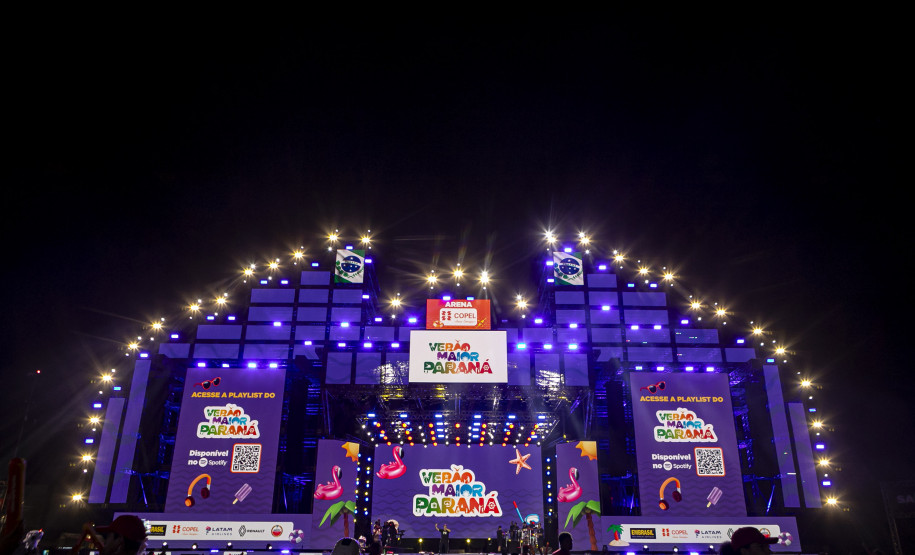 Raça Negra supera público de 2 anos atrás e canta para coral de 118 mil pessoas em Matinhos