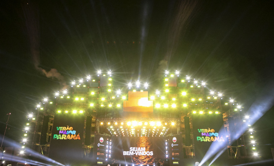 Raça Negra supera público de 2 anos atrás e canta para coral de 118 mil pessoas em Matinhos