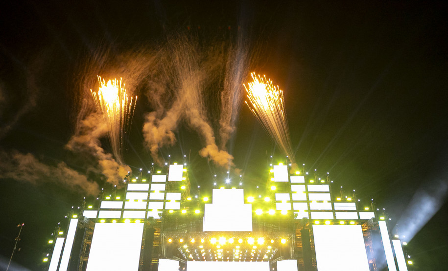 Raça Negra supera público de 2 anos atrás e canta para coral de 118 mil pessoas em Matinhos