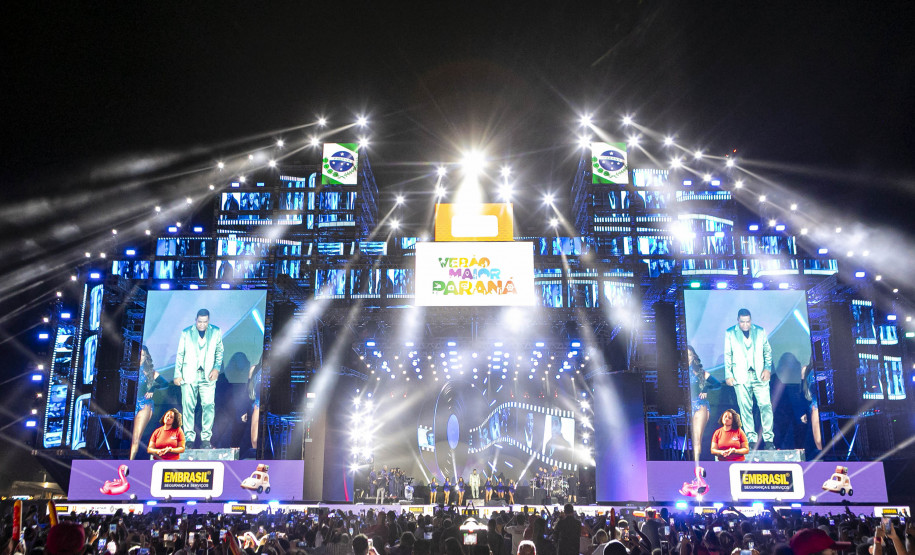 Raça Negra supera público de 2 anos atrás e canta para coral de 118 mil pessoas em Matinhos