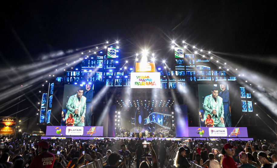 Raça Negra supera público de 2 anos atrás e canta para coral de 118 mil pessoas em Matinhos