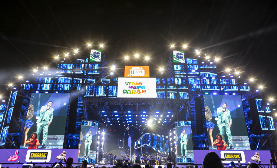 Raça Negra supera público de 2 anos atrás e canta para coral de 118 mil pessoas em Matinhos