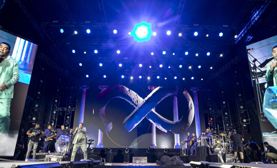 Raça Negra supera público de 2 anos atrás e canta para coral de 118 mil pessoas em Matinhos