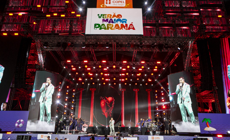 Raça Negra supera público de 2 anos atrás e canta para coral de 118 mil pessoas em Matinhos