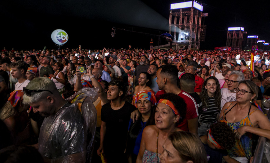 Raça Negra supera público de 2 anos atrás e canta para coral de 118 mil pessoas em Matinhos