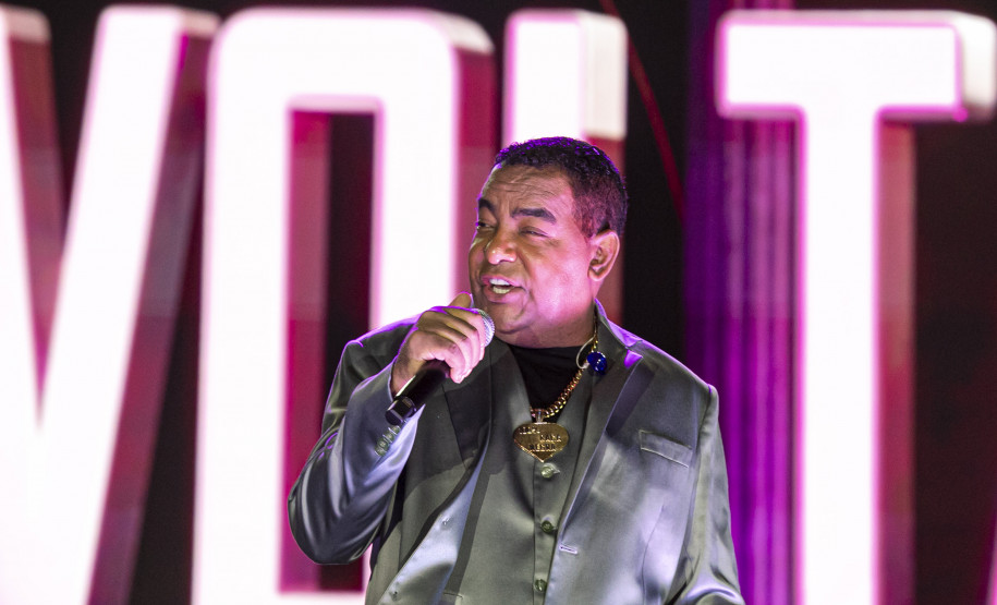 Raça Negra supera público de 2 anos atrás e canta para coral de 118 mil pessoas em Matinhos