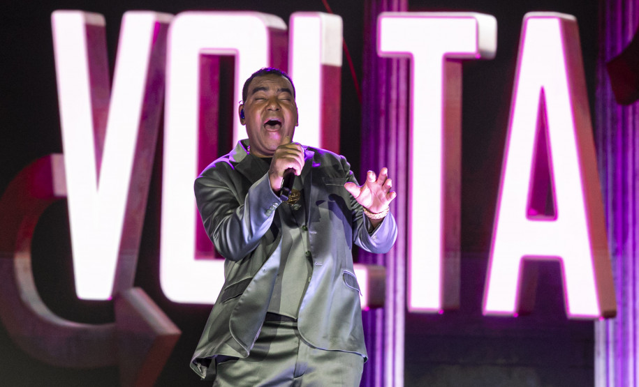 Raça Negra supera público de 2 anos atrás e canta para coral de 118 mil pessoas em Matinhos