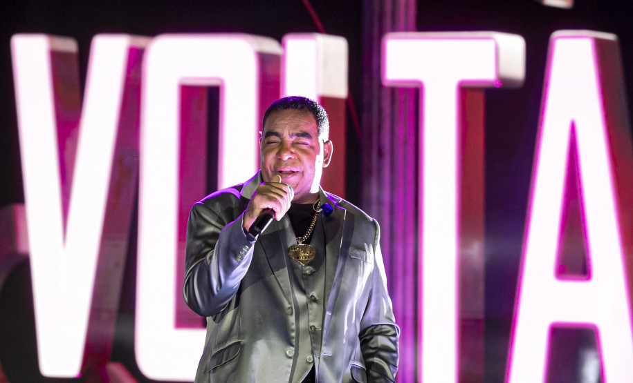 Raça Negra supera público de 2 anos atrás e canta para coral de 118 mil pessoas em Matinhos