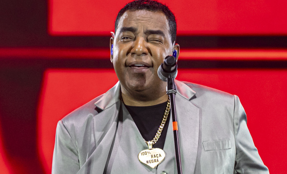 Raça Negra supera público de 2 anos atrás e canta para coral de 118 mil pessoas em Matinhos