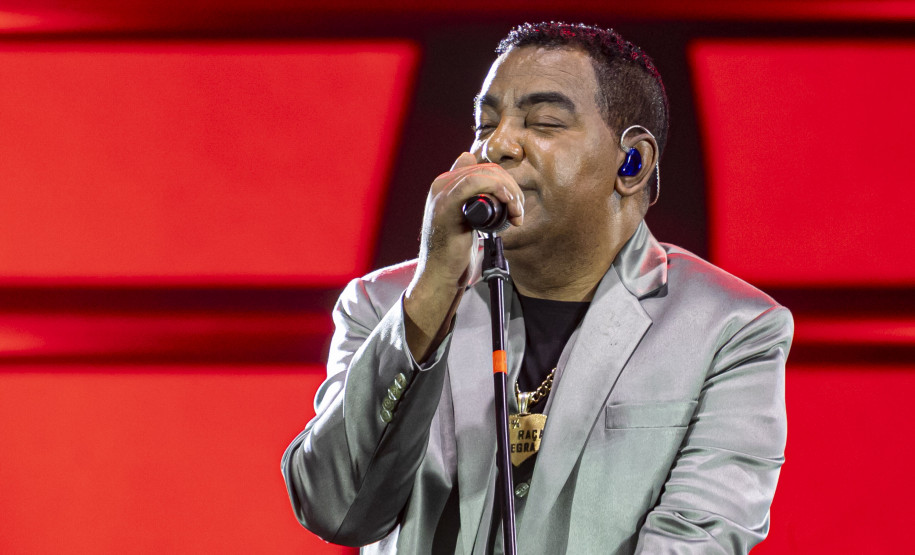 Raça Negra supera público de 2 anos atrás e canta para coral de 118 mil pessoas em Matinhos