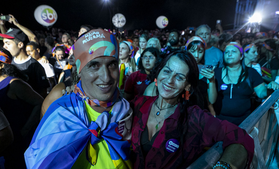Raça Negra supera público de 2 anos atrás e canta para coral de 118 mil pessoas em Matinhos