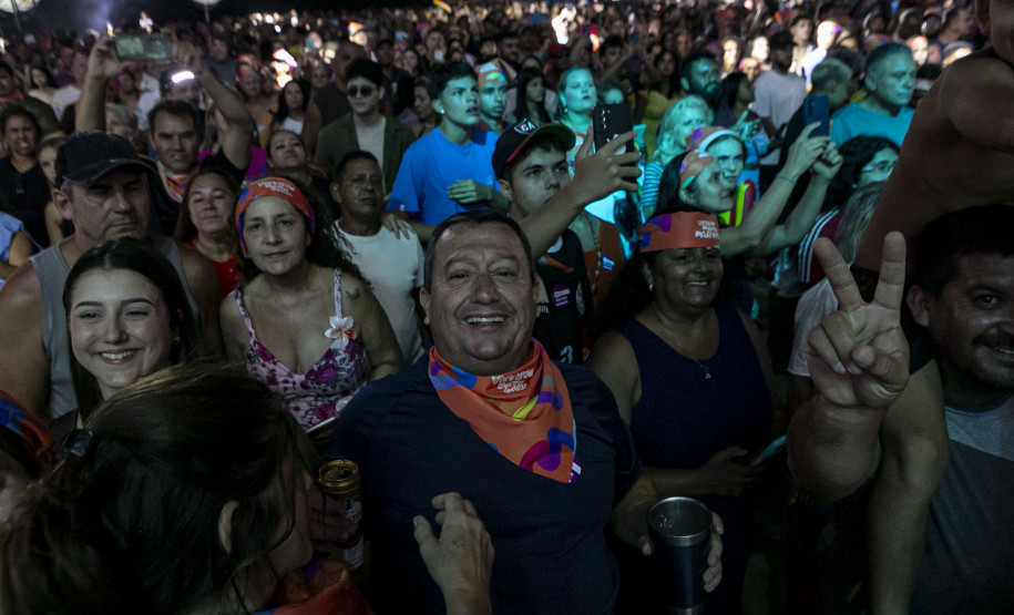 Raça Negra supera público de 2 anos atrás e canta para coral de 118 mil pessoas em Matinhos