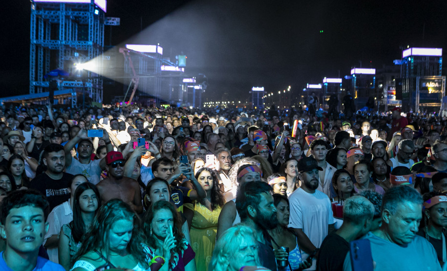Raça Negra supera público de 2 anos atrás e canta para coral de 118 mil pessoas em Matinhos