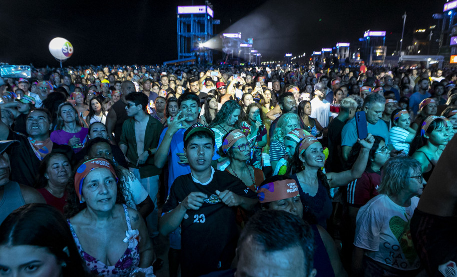 Raça Negra supera público de 2 anos atrás e canta para coral de 118 mil pessoas em Matinhos