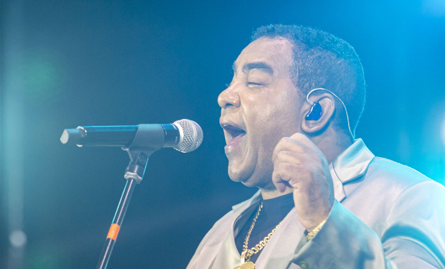 Raça Negra supera público de 2 anos atrás e canta para coral de 118 mil pessoas em Matinhos