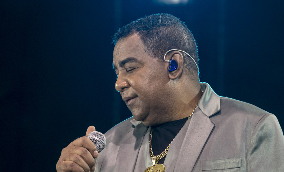 Raça Negra supera público de 2 anos atrás e canta para coral de 118 mil pessoas em Matinhos