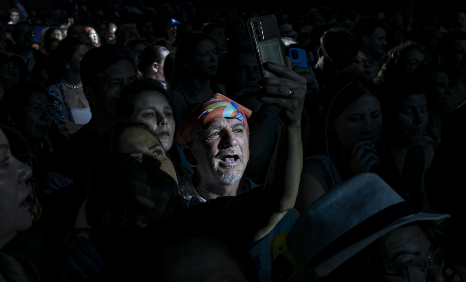 Raça Negra supera público de 2 anos atrás e canta para coral de 118 mil pessoas em Matinhos