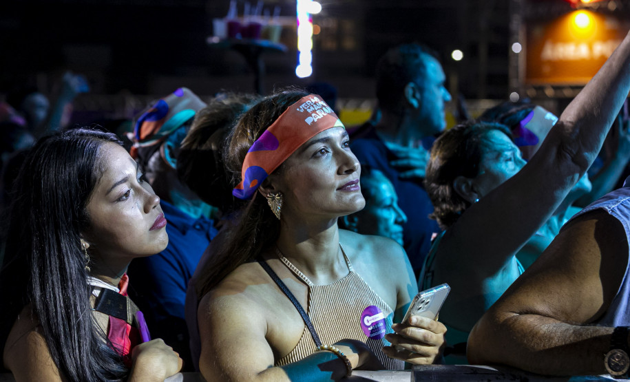 Raça Negra supera público de 2 anos atrás e canta para coral de 118 mil pessoas em Matinhos