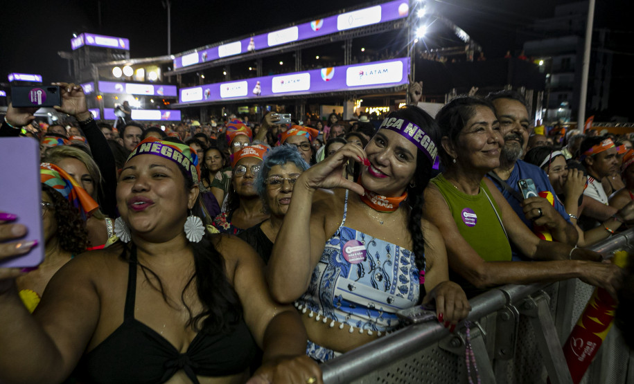Raça Negra supera público de 2 anos atrás e canta para coral de 118 mil pessoas em Matinhos