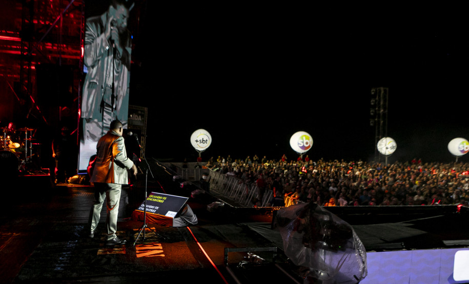 Raça Negra supera público de 2 anos atrás e canta para coral de 118 mil pessoas em Matinhos