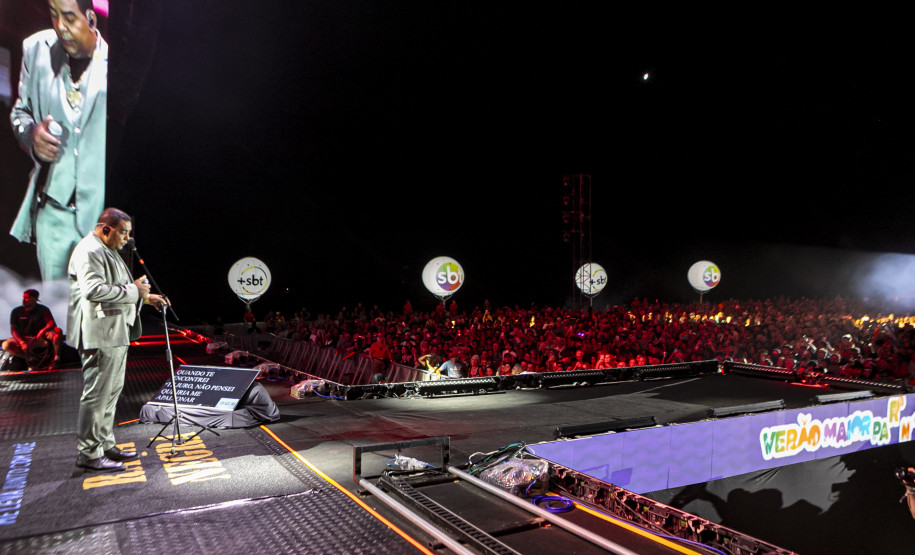 Raça Negra supera público de 2 anos atrás e canta para coral de 118 mil pessoas em Matinhos