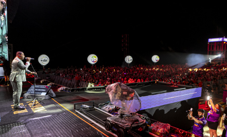 Raça Negra supera público de 2 anos atrás e canta para coral de 118 mil pessoas em Matinhos