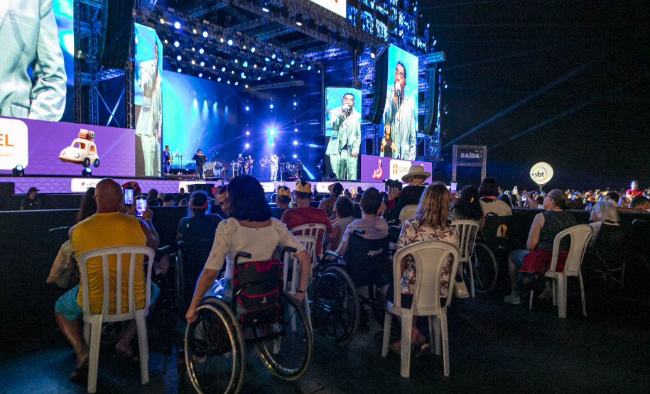 Raça Negra supera público de 2 anos atrás e canta para coral de 118 mil pessoas em Matinhos